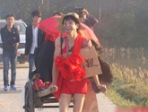 见识新农村的时尚恶搞婚礼 色狼手拉车接新娘(组图)