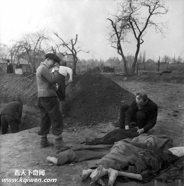 再现纳粹集中营惨状:美军解放后掩埋尸体(组图)